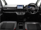 ◆視界広々で非常に運転しやすくロングドライブでも疲れを感じさせないすっきりとまとまったインパネ周りです。