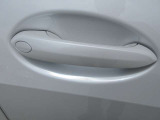 コンフォートアクセス装備です。ドアハンドルに触れて開閉可能となります。