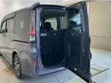 【わくわくゲート】タテはもちろんヨコにも開き、ちょっとした荷物を積む時にもとても便利♪人やペットの乗り降りもスムーズにできます♪