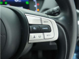 ◆アダプティブクルーズコントロール◆予め設定した車速内でクルマが自動的に加減速。前走車との適切な車間距離を維持しながら追従走行します。【LKAS】車線維持支援システムでステアリング操作を支援。