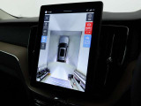 360&deg;ビューカメラは駐車枠や周囲の車両との位置関係が一目瞭然で駐車をサポートしてくれるだけでなく、車両直近の死角を減らして安全性を高める装備。ステアリング切り角に連動した進路予測線も表示されます。