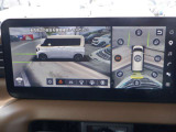 人やクルマがどこから現れるか不安!そんな混雑する駐車場などで、周辺の状況が直感的にわかる立体的映像を表示。クルマの周囲がぐるっと見えるので、安心して発進できます。