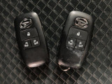 電子カードキーを携帯していれば、ドアハンドルやバックドアのリクエストスイッチを押すだけでドアの施錠・解錠が出来ます♪もちろん 遠隔操作も可能です!盗難防止のイモビライザー機能装備ですよ ☆