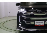 精悍な目元を強調する伸びやかなライン発光のヘッドライトは環境に優しく経済的なLED。周囲の明るさを感知し点灯・消灯するオートライト搭載。オートハイビームも搭載しているので面倒なライトの切替えは不要です