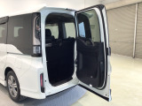 【わくわくゲート】タテはもちろんヨコにも開き、ちょっとした荷物を積む時にもとても便利♪人やペットの乗り降りもスムーズにできます♪