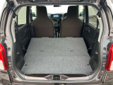 後席を全て倒して、荷物専用のスペースにした状態です。これなら長いものも積めますし、ご旅行や趣味に活用できますね。