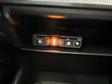 有料道路の料金所をノンストップで通過できる便利なETCが付いています。