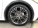 純正19インチアルミ!タイヤサイズは195/50R19です