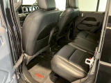 【リアシート】屋根までの高さがある車のため、大人の方でも圧迫感が少なく乗車出来ます。足元は広く取られているため、ゆったりとお乗り頂けます。
