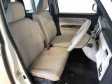 運転席の座面高さを調整できるシートリフターが付いています。フロントシートはベンチシートを採用で、座面も広く使い勝手もいいですよ♪