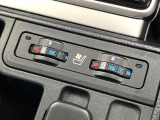 【シートヒーター&ベンチレーション】夏場は涼しい風でお尻や背中の熱やムレを防ぎ、冬はエアコンよりも早く温まってポカポカに!季節を問わず快適に過ごせます。