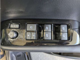 パワーウィンドウのスイッチですよ。 運転席に居ながら窓を開け閉めのコントロールできますよ。 ロック機能で、子供がイタズラして窓を開けるという事も無くなりますよ。