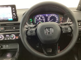 【ハンドル】運転にかかわる様々な操作を安全に行えるように視点移動が少なく操作性に配慮されたスイッチ類が凝縮されたコックピットです。