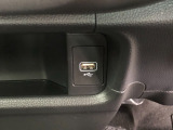【充電用USBポート】スマホなどの充電に便利なUSBポートがついています!