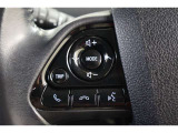 ステアリングスイッチでハンズフリー電話や音声認識、オーディオ操作やマルチインフォメーションディスプレイ内の表示切替えなどが出来ます。走行中に視線を逸らさず出来る手元操作は安全運転につながります。