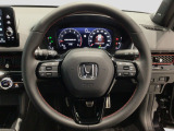 運転にかかわる様々な操作を安全に行えるように視点移動が少なく操作性に配慮されたスイッチ類が凝縮されたコクピットです。
