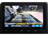 シフトレバーをリバース(バック)に入れるとナビ画面に自動でリアビューが映し出されます。運転が苦手な方、狭い車庫入れ等をサポートさせていただきます☆