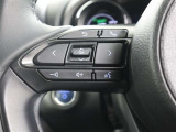 さまざまな操作が手元で行えるステアリングスイッチを備えています。