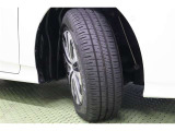 タイヤサイズ 195/65R15。 スタイリッシュなデザインのホイールキャップ付き純正アルミホイールを装着しています。
