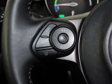 ステアリングスイッチ付きで、運転中に視線を前に向けたまま操作できます。