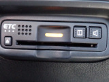 ■【ETC車載器】が装備されています。セットアップをしてお渡しとなり、ETCカードを差し込むだけで高速道路の利用が可能です。
