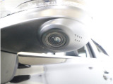 助手席側で見えにくい左前方の映像を、車内のマルチファンクションディスプレイに映し出します。前方への駐車や左寄せ、狭い道でのすれ違いなど、さまざまなシーンで安心して運転できる便利な機能です。