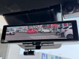 インテリジェントルームミラー☆後席に乗っている人や、大きな荷物を載せていると見にくくなりがちな後方視界。。こちらは車両後方のカメラ映像をミラーに映すので、天候にも影響されないクリアな後方視界を実現☆
