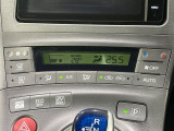 【オートエアコン】一度お好みの温度に設定すれば、車内の温度を検知し風量や温度を自動で調整。暑い&hellip;寒い&hellip;と何度もスイッチ操作をする必要はありません。快適な車内空間には必須の機能ですね♪