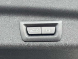電動リアゲート装備。バンパー下でのキックオープン&クローズ機能も装備です。