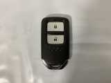 スマートキーを装備しています。鍵を差し込むことなくドアロックの開け閉めと、スタートボタン操作でのエンジンスタートができます。