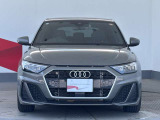 Audiの象徴であるシングルフレームグリルをよりワイドで低くシャープなデザインとすることでワイド&ローのフォルムを協調しています。