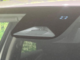 【ホンダセンシング】走行中に前方の車両等を認識し、衝突しそうな時は警報とブレーキで衝突回避と被害軽減をアシスト。より安全にドライブをお楽しみいただけます。
