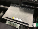 車内での仕事や食事の際に便利なインパネテーブル!A4サイズのノートパソコンやお弁当などが置けます。最大重量10kgのものまで置くことができます。