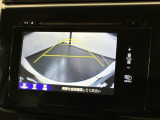 リバースギアに入れるだけで後方の表示へ切り替わります。夜間や雨の日の駐車も楽になりますよ。