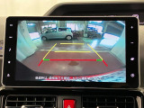 【バックカメラ】 駐車時に車両後方の様子を見ることができるので、運転の不安を軽くします。