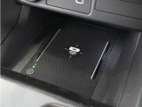 ◆ワイヤレス充電器◆ワイヤレス充電規格Qiに適合した機器を充電エリアに置くことで使用できます。