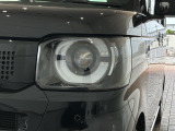 LEDヘッドライトは、点灯の瞬間から最大光量を発揮し、突然暗くなるトンネルなどでの安定感を高めます。