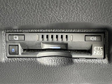 ◆【ETC2.0(DSRC/ITSスポット)】ETCカードを挿入すれば料金所はノンストップで通過できます。ETC限定の割引や、高速道路の情報提供サービスを利用できます。