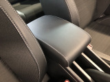 【アームレスト】運転時の疲労軽減にもなるアームレストがついています!