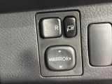 【電動格納ミラー】サイドミラーは電動格納式となっており、狭い駐車場でもキズがつくリスクを抑えられます。