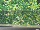 【ヘッドアップディスプレイ】現在の速度や走行情報をデジタル表示で運転席前方のガラスに投影!運転中、目線をずらさず必要な情報を確認できるのでとっても便利で安心!