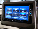CD、DVD、Bluetooth、AM、FM、スマートフォン接続ができます。