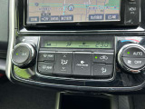 設定した温度を保ってくれるオートエアコン装着車☆いつも車内は快適です。手を伸ばせば自然に触れることができる位置と角度にコントロールスイッチが配置されています♪