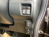 パワースライドドアの開閉はスマートキーのリモコンやドアノブは勿論、運転席側のスイッチ操作でも開閉ができ、安全・簡単です。