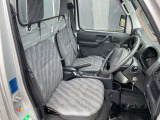 長時間の運転でも疲れにくいシートです。