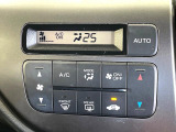 【オートエアコン】一度お好みの温度に設定すれば、車内の温度を検知し風量や温度を自動で調整。暑い&hellip;寒い&hellip;と何度もスイッチ操作をする必要はありません。快適な車内空間には必須の機能ですね♪