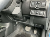 駐車ブレーキは手動式です