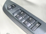 狭い駐車場での開閉に便利です☆