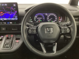 【ハンドル】運転にかかわる様々な操作を安全に行えるように視点移動が少なく操作性に配慮されたスイッチ類が凝縮されたコックピットです。