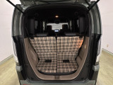 開口部も広く荷物の積み下ろしもしやすいお車となっております。シートの背もたれは5:5の割合で背もたれを可倒でき、前後のシートスライドもできるので荷室をひろげることができます。